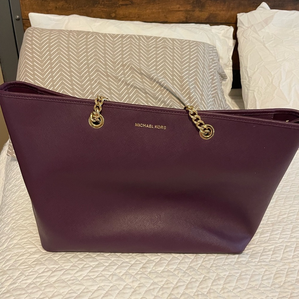 EUC - Micheal Kors Tote gold chain & leather handles. Zip Top.